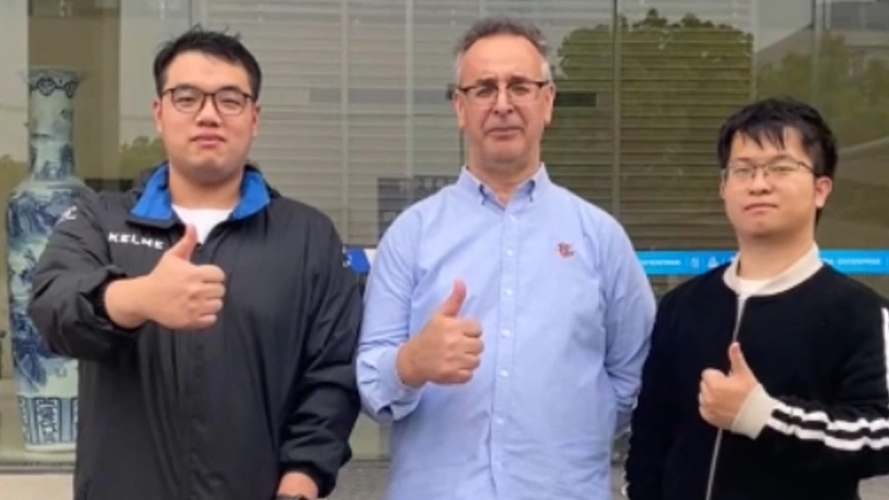 عميل من الجزائر