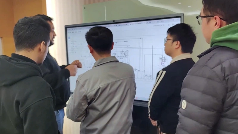 اجتماع ميداني مع العميل